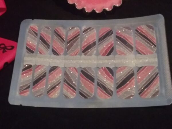 Glittery Waves – Nail Polish Strips